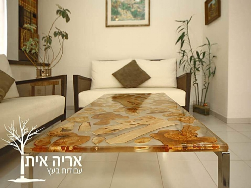 שולחן מעוצב בעזרת חומר מילוי לעץ - אפוקסי שקוף קריסטלי