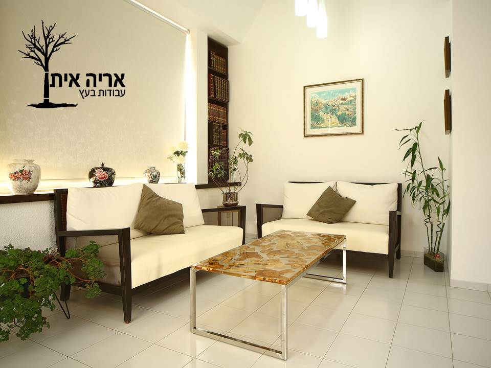 שולחן מעוצב במילוי אפוקסי שקוף קריסטלי - באדיבות אריה איתן