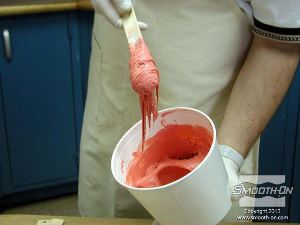 לחיצה להגדלת תמונה מסמיכים את הפוליאוריטן למריחה יחד עם המסמיך עד לקבלת מרקם המזכיר בצק. 