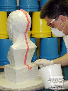 לחיצה להגדלת תמונה מתחילים לבנות את שביל החיתוך; לאחר סיום הכנת תבנית הפוליאוריטן התבנית תחתך לאורך השביל שמיוצר בשלב זה. יישום המריחה הוא מלמעלה למטה.  