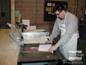 לחיצה להגדלת תמונה חותכים לוחות אקריליק לפי מידות המודל.