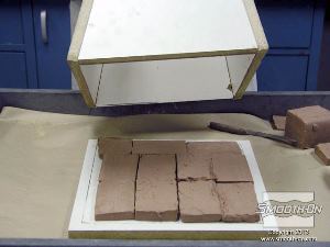 לחיצה להגדלת תמונה סוגרים את המסגרת על מיטת החימר.