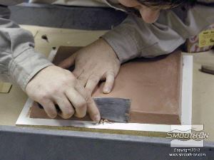 לחיצה להגדלת תמונה מיישרים את קצה מיטת החימר ומחליקים אותה.