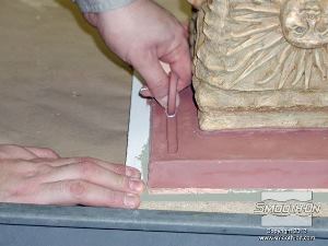 לחיצה להגדלת תמונה יוצרים מפתחות נעילה במיטת החימר בעזרת אטב ברזל גדול (או כל כלי מתאים אחר..)