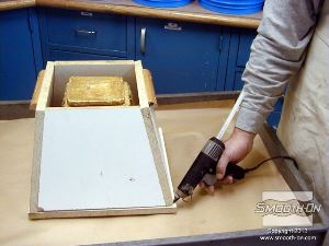 לחיצה להגדלת תמונה אוטמים את מסגרת התבנית בעזרת דבק חם.