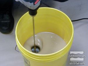 לחיצה להגדלת תמונה מערבבים בקפידה במשך 3 דקות. מגרדים את החומר מצידי ותחתית המיכל מפעם לפעם כדי להבטיח ערבוב טוב.