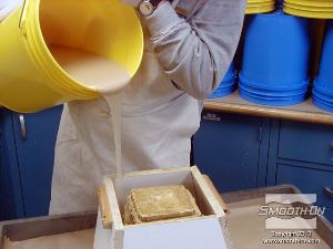 לחיצה להגדלת תמונה יוצקים את הפוליאוריתן ReoFlex® 40  לחלל התבנית ומניחים לו להתמצק במשך 16 שעות בטמפ' החדר.