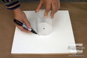 לחיצה להגדלת תמונה הכנת הליבה - מניחים מיכל פלסטיק עגול על מרכז הלוח ומסמנים את ההיקף שלו.