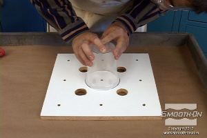 לחיצה להגדלת תמונה מחזיקים את מיכל הפלסטיק במקומו במשך 10 שניות.