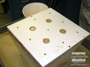 לחיצה להגדלת תמונה מניחים לגומי פוליאוריתן ReoFlex® 40 להתמצק במשך 16 שעות בטמפ' החדר.