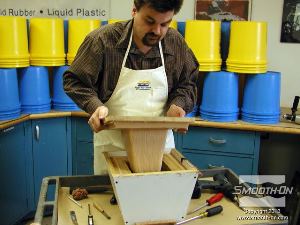 לחיצה להגדלת תמונה פותחים את הברגים ומסירים את הלוח. מוציאים בזהירות את הליבה מהמודל המקורי.