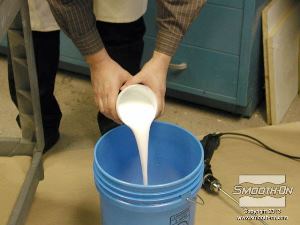 לחיצה להגדלת תמונה מערבבים את כל המרכיבים בקפידה במשך 3 דקות. מגרדים את החומר מצידי ותחתית המיכל מפעם לפעם כדי להבטיח ערבוב טוב.