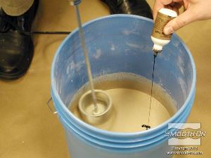 לחיצה להגדלת תמונה מוסיפים לתערובת פיגמנט לפוליאוריטן SO-Strong בצבע חום.