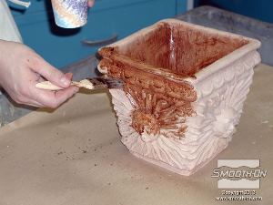 לחיצה להגדלת תמונה צובעים את היציקה בצבע עץ חום.