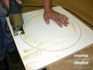 לחיצה להגדלת תמונה חותכים את לוח הבסיס בעזרת ג'יגסו (Jigsaw) לפי קו המתאר של הכיור. חלק זה ישמש כספייסר בהמשך.