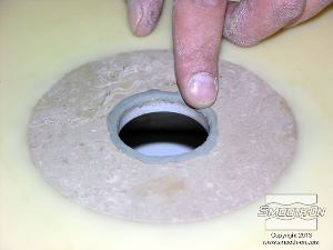 לחיצה להגדלת תמונה ממלאים בעזרת חימר נטול גופרית כל אי רציפות במודל המקורי ומחליקים.