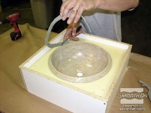 לחיצה להגדלת תמונה מנקים את הכיור מחימר לגמרי.