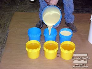 לחיצה להגדלת תמונה מודדים את הכמות הרצויה של גומי פוליאוריטן ליציקה VytaFlex® 40. יחס הערבוב של החומר הוא 1:1 לפי נפח.