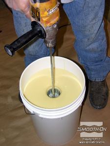 לחיצה להגדלת תמונה מערבבים בקפידה במשך 3 דקות. מגרדים את החומר מצידי ותחתית המיכל מפעם לפעם כדי להבטיח ערבוב טוב.