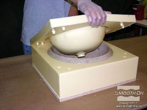 לחיצה להגדלת תמונה מסירים בעדינות את חצי התבנית העליון מעל המודל.