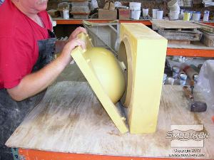 לחיצה להגדלת תמונה לאחר שהבטון התקשה במשך 24 שעות, חולצים את היציקה.