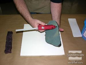 לחיצה להגדלת תמונה יש למרוח את תחתית את המודל על משטח עבודה מפולס בעזרת דבק חם.