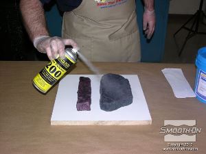 לחיצה להגדלת תמונה מרססים את המודלים עם חומר הפרדה לסיליקון Ease Release 200 .