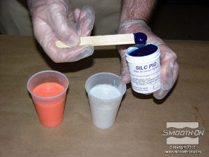 לחיצה להגדלת תמונה שכבה שניה: יש לערבב עוד כמות של סיליקון למריחה, הפעם יש להוסיף פיגמנט לסיליקון מסדרת Silc Pig על מנת לוודא כיסוי מושלם של השכבה השניה על הראשונה.