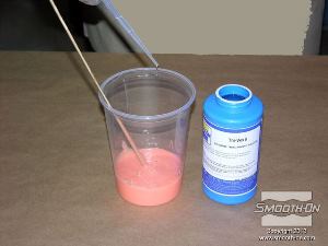 לחיצה להגדלת תמונה יש למדוד ולערבב שוב סיליקון למריחה Rebound 25, הפעם יש להוסיף לו 4 טיפות מסמיך סיליקון THI-VEX על מנת להסמיך את החומר. 