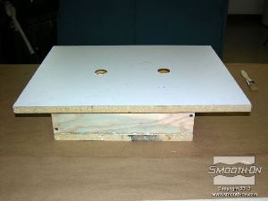 לחיצה להגדלת תמונה יש למורח לוח מלמין בחומר הפרדה וקס או וקס נוזלי, לקדוח בו שני חורים בקוטר 2 ס