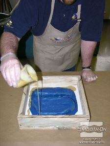 לחיצה להגדלת תמונה יוצקים את הפוליאוריטן המוקצף על תבנית הסיליקון למריחה שייצרנו. 