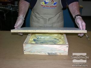 לחיצה להגדלת תמונה יש למקם את לוח המלמין מעל היציקה. 