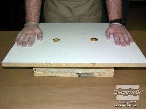 לחיצה להגדלת תמונה יש להחזיק את לוח המלמין עד שהפוליאוריטן המקוצף סיים את התנפחותו. 