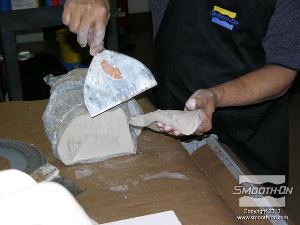 לחיצה להגדלת תמונה מתחילים את התהליך בחתיכה של רצועות חימר שישמשו כ