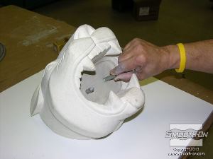 לחיצה להגדלת תמונה מטביעים בחימר חתיכות מתכת ארוכות (למשל מסמרים, ברגים וכו') שישמשו בהמשך התהליך.