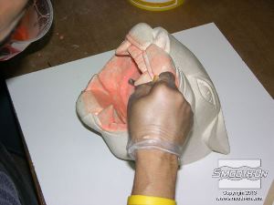 לחיצה להגדלת תמונה עושים את השכבה הראשונה (שכבת הפרטים) דקה כדי לאפשר לבועות שנוצרות לצאת מהגומי ולמנוע מהן להילכד בתבנית הסיליקון.