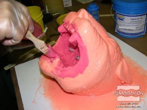 לחיצה להגדלת תמונה מורחים שכבה שניה של סיליקון למריחה Rebound® 25 בתוספת פיגמנט Silc-Pig, כדי להקל על זיהוי האזורים הלא מכוסים בחומר.