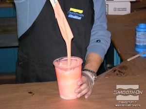 לחיצה להגדלת תמונה מכינים מנה נוספת של סיליקון למריחה Rebound® 25, הפעם בתוספת מסמיך Thi-Vex® II.