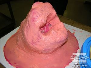 לחיצה להגדלת תמונה מורחים שכבה שלישית של סיליקון למריחה Rebound® 25 בתוספת פיגמנט Silc-Pig על כל התבנית.