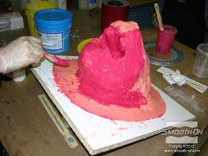 לחיצה להגדלת תמונה מורחים שכבה רביעית ואחרונה של סיליקון למריחה Rebound® 25 בתוספת פיגמנט Silc-Pig על כל התבנית.