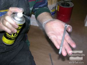 לחיצה להגדלת תמונה מרססים חומר הפרדה Ease Release® 200 על שני ברגים למכונות באורך 5 אינצ' (~12.5 ס