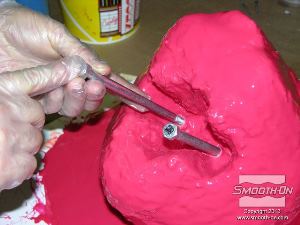 לחיצה להגדלת תמונה מחזירים מחדש את הברגים לחללים שנוצרו בחימר.