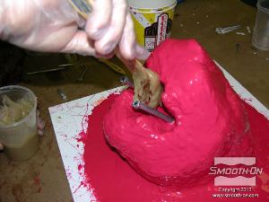 לחיצה להגדלת תמונה מודדים מערבבים ומורחים פוליאוריתן מחוזק סיבים Plasti-Paste®  בחלל הפה של המודל ומסביב לברגים כדי להכין ליבה עבור הפה. יחס הערבוב של החומר הוא 1A:2B לפי נפח.