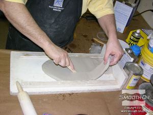 לחיצה להגדלת תמונה חותכים את החימר לרצועות שישמשו להפרדת שני החצאים של מעיל התמיכה.