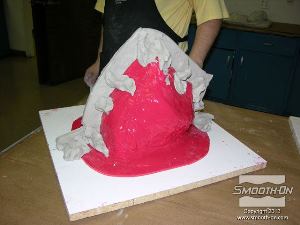 לחיצה להגדלת תמונה מחזקים את הצד הנגדי של מחיצת החימר בחימר נוסף כדי לדאוג שהמחיצה לא תזוז. (הכוונה בצד הנגדי היא לצד בו לא מכינים בשלב זה מעיל תמיכה). 