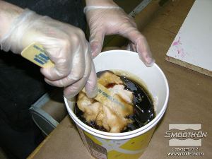 לחיצה להגדלת תמונה מערבבים עוד פוליאוריטן למריחה Plasti-Paste®  ביחס ערבוב 1A:2B לפי נפח.