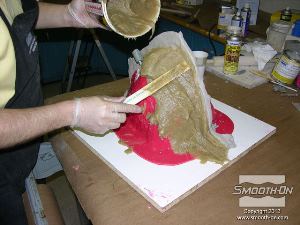 לחיצה להגדלת תמונה מכסים בפוליאורטן Plasti-Paste®  את כל חצי התבנית הראשון, כולל מחיצת החימר.