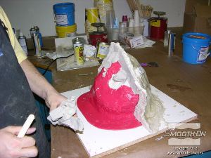 לחיצה להגדלת תמונה לאחר שהפוליאורטן Plasti-Paste®  התמצק, מסירים את קיר החימר.