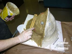 לחיצה להגדלת תמונה מורחים את חצי מעיל התמיכה מפוליאוריתן מחוזק סיבים Plasti-Paste ומניחים לו להתמצק.