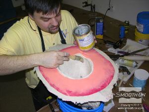 לחיצה להגדלת תמונה מנקים את שאריות מילוי החימר מהמודל ומורחים עליו חומר הפרדה Sonite Wax כדי להכין סתימה לחלל.